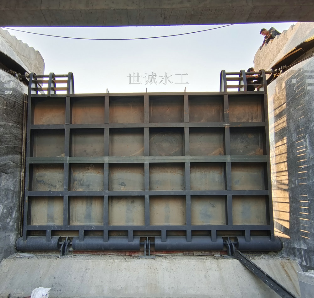 底橫軸旋轉(zhuǎn)鋼壩閘門(mén)安裝現(xiàn)場(chǎng)